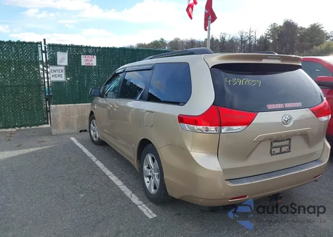 2013 Toyota Sienna Le V6 8 Passenger z USA, uszkodzony, nr VIN 5TDKK3DC5DS316635